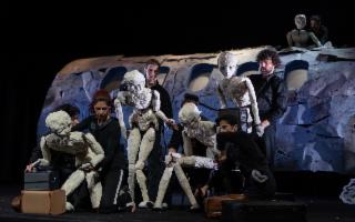 Al Teatro Biondo di Palermo attori e marionette interpretano ''Oltre''...