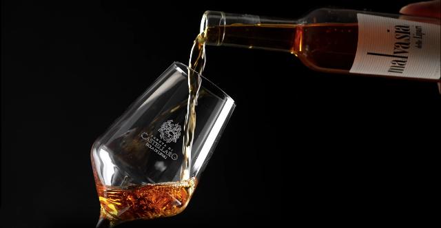 Nel calice, la Malvasia delle Lipari sprigiona profumi intensi di albicocca matura, fichi, sambuco e uva passa, con richiami alla macchia mediterranea... Nel calice, la Malvasia delle Lipari sprigiona profumi intensi di albicocca matura, fichi, sambuco e uva passa, con richiami alla macchia mediterranea...