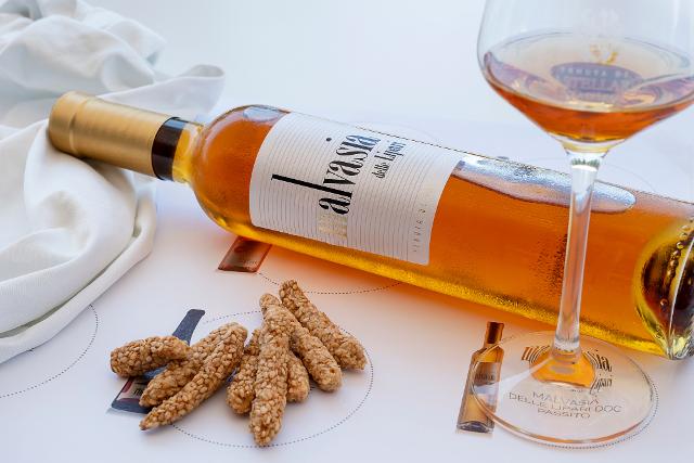 Malvasia delle Lipari DOC di Tenuta di Castellaro: il ''Nettare degli Dei'' dalla viticoltura eroica