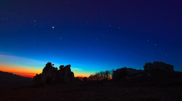 Crepuscolo sull'Argimusco, con Venere, le costellazioni del Toro, Cassiopea e le Pleiadi - Foto Dario Giannobili by Canva