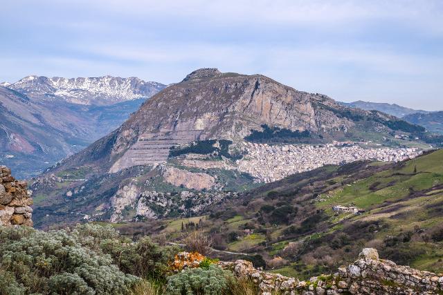 Caltavuturo vista da Sclafani Bagni, due borghi del Palermitano lungo la Magna Via Francigena