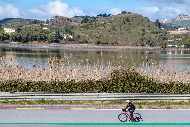 In bicicletta lungo le sponde del Lago Pergusa (EN)