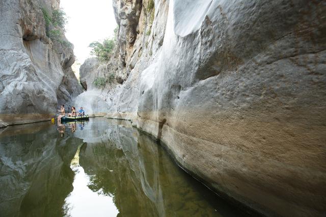 In canoa nelle Gole di Tiberio, a San Mauro Castelverde