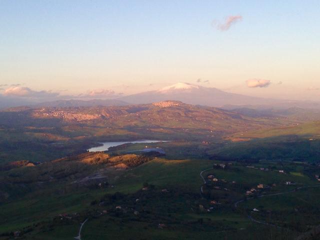 Il Lago Nicoletti da Calascibetta, sullo sfondo a sinistra Leonforte, a destra Assoro e l'Etna - Foto di Davide Mauro