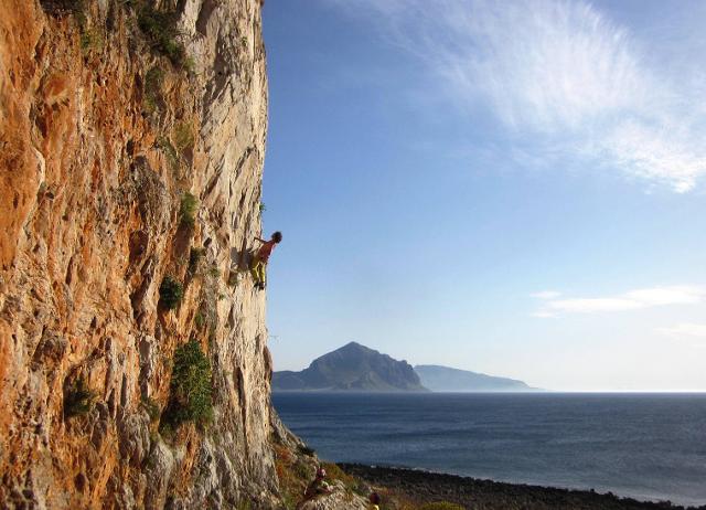 Arrampicata sulla scogliera di Salinella, a San Vito Lo Capo
