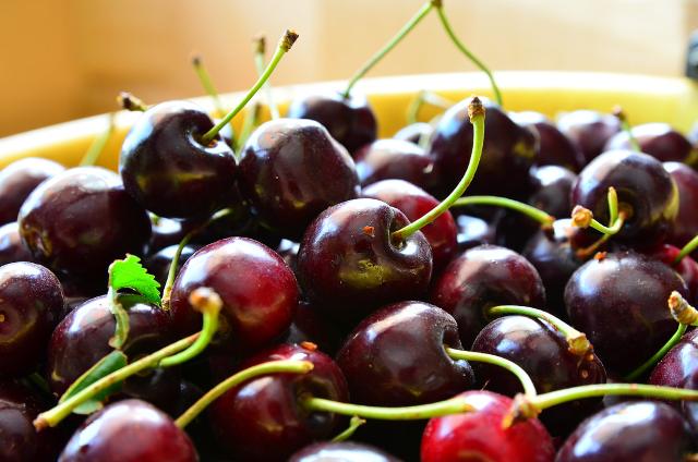 La Ciliegia dell'Etna DOP si distingue per la pezzatura medio-grande, il colore rosso brillante, la polpa compatta e croccante e per il sapore dolce ed equilibrato...