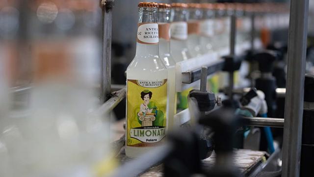 Settore imbottigliamento dell'azienda Polara di Modica