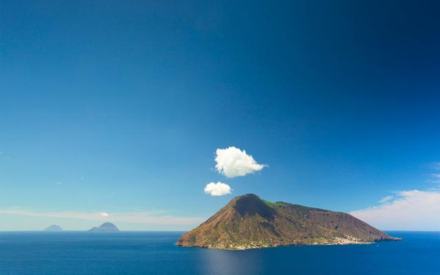La Sicilia oltre la costa: nelle isole minori il Mediterraneo diventa esperienza