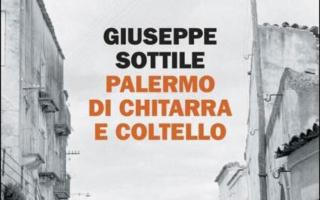 Giuseppe Sottile con il suo romanzo ''Palermo di chitarra e coltello'' in piazzetta Bagnasco a Palermo